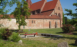 Kloster mit Kneippbecken / Foto Klosterverein 